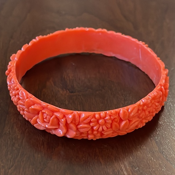 VTG carved celluloid coral color floral bangle - Picture 4 of 8